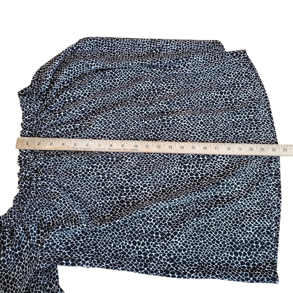 Michael Kors Black and White Patterned Blouse. MED. G0088 - Picture 7 of 9